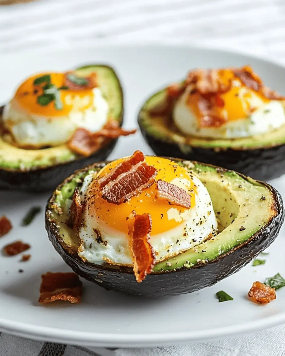 Baked Avocado Eggs: Irresistibly Creamy with Crispy Bacon
